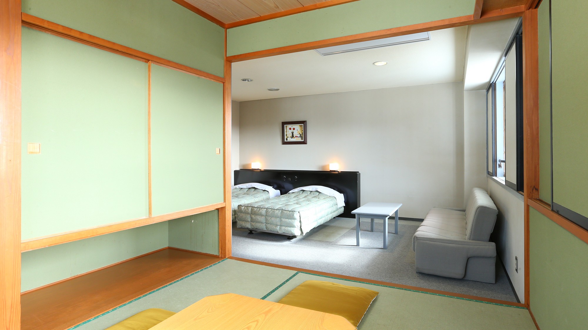 【本館・和洋室36平米】のお部屋です。畳コーナーもあるので小さなお子様連れでも安心です。
