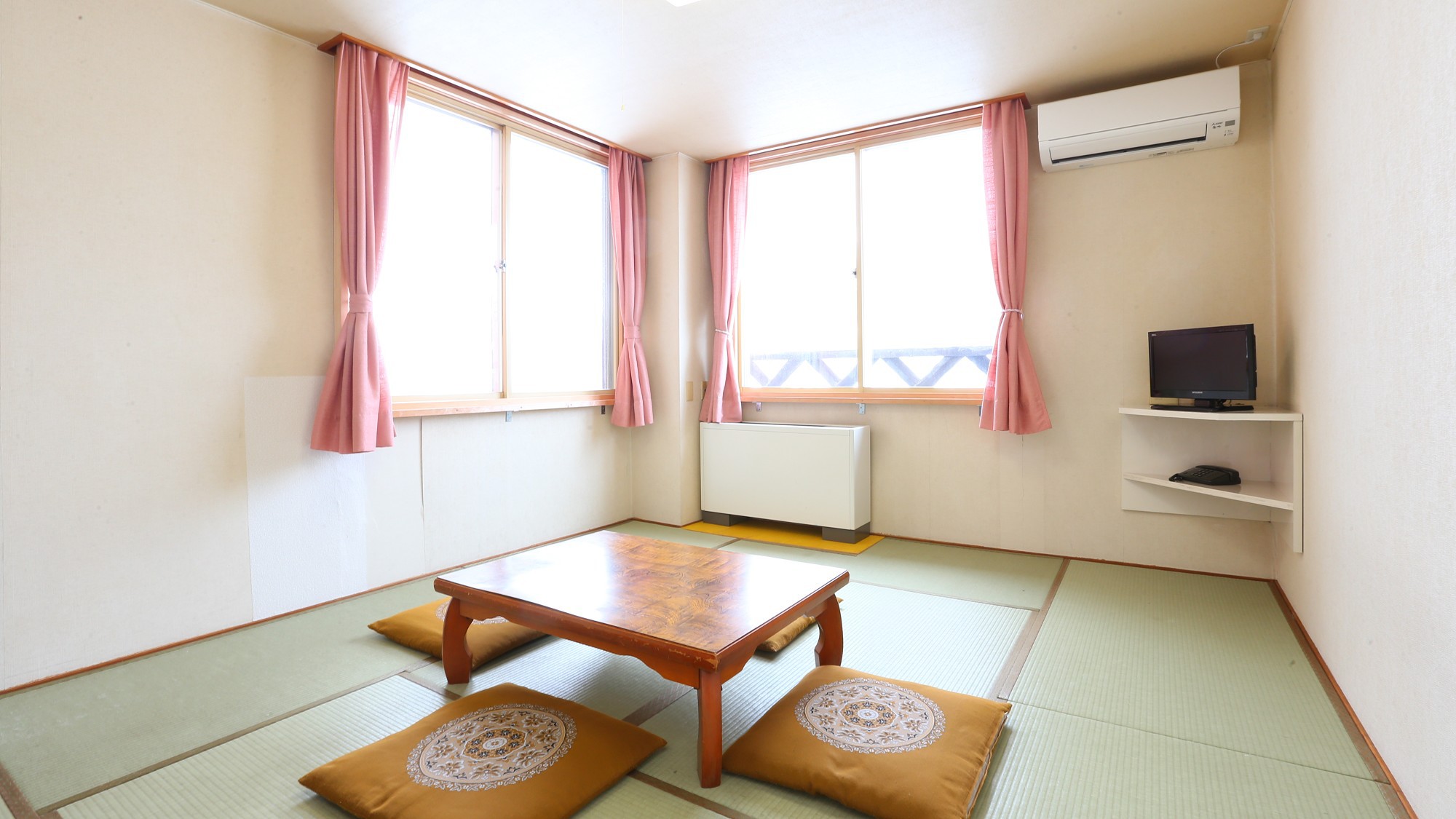 【本館・和室10畳（バス無し）】のお部屋です。