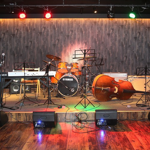 ライブステージ。楽器など一式ご用意しております。カラオケルームとしてもご利用できます。
