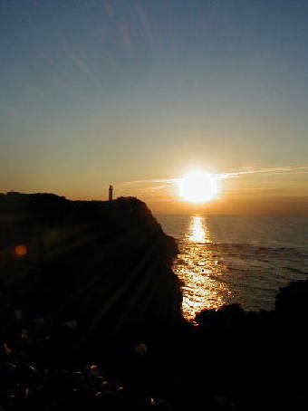 勝浦灯台と日の出