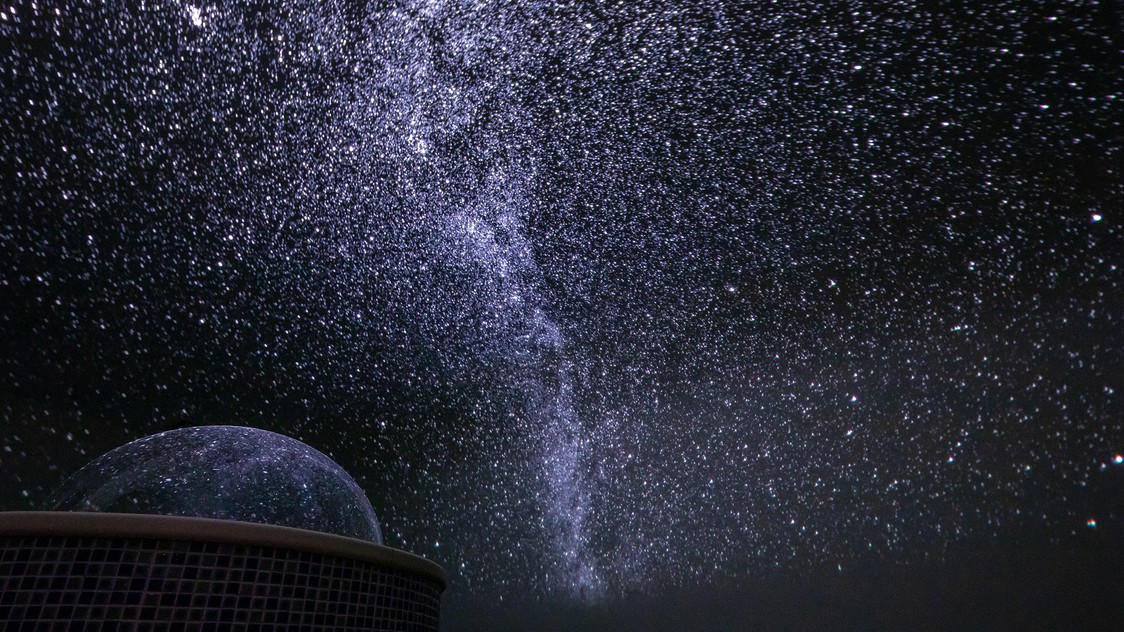 プラネタリウム岩盤浴頭上に投映される夜空は、実際の蓼科の星空を再現しております。