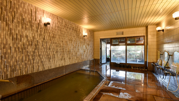 *［大浴場（男湯）］保湿・保温効果微量ながらラドン含有の天然温泉