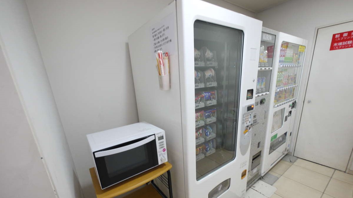 １階自動販売機コーナー電子レンジもご用意してます