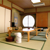 ごくベーシックな造りの和室となっております。和室14畳のお部屋【一例】2006.7月撮影