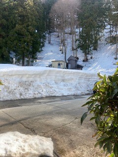 4月上旬雪でまだいっぱい駐車場温泉小屋