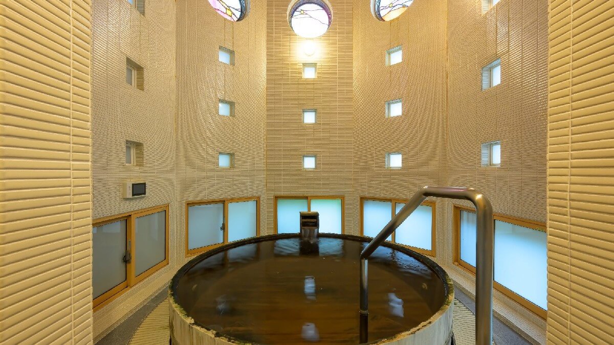 【貸切風呂 陽之心】湯けむり三兄弟「陽之心」が見守る檜風呂です。2〜4名様対応（有料・予約制）