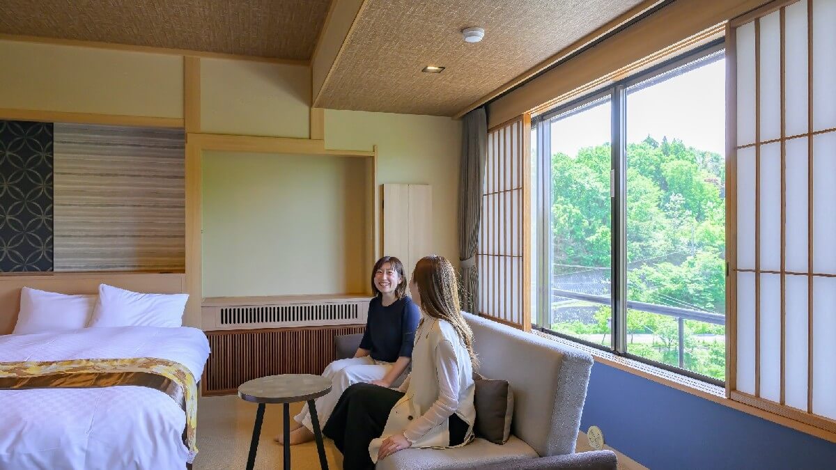 【平安亭デラックス和モダン】足を伸ばしてくつろぐことができる和室と、2つのツインルームを完備。