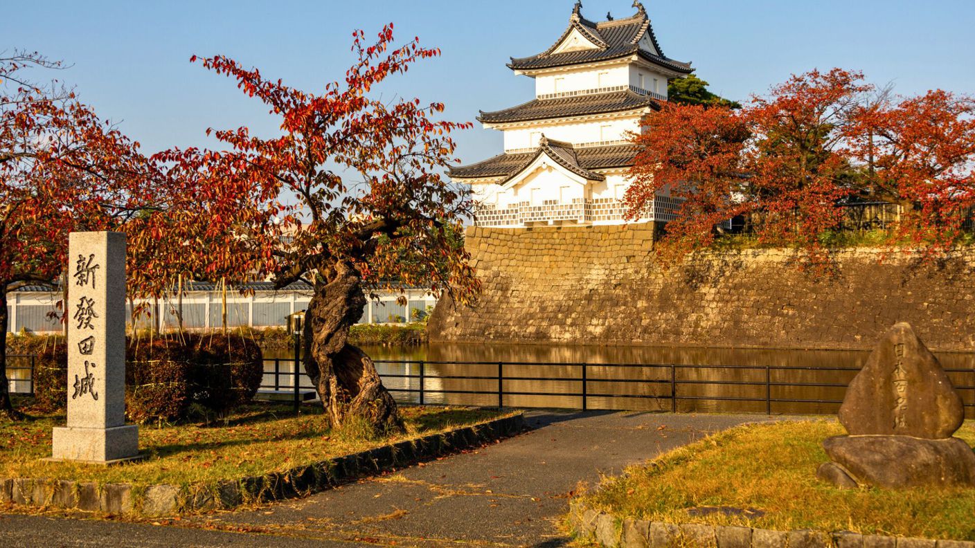 【新発田城】秋は赤く色づいた木々に城がよく映え、美しい景色をご覧いただけます。当館よりお車で20分。