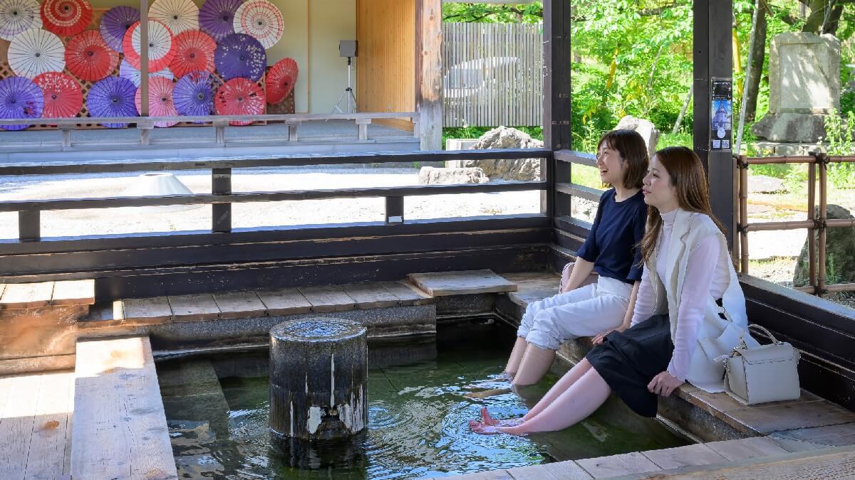 【あしゆ湯足美（ゆたび）】徒歩5分。月岡温泉100％源泉掛け流しの足湯。街歩きの休憩にぴったりです。