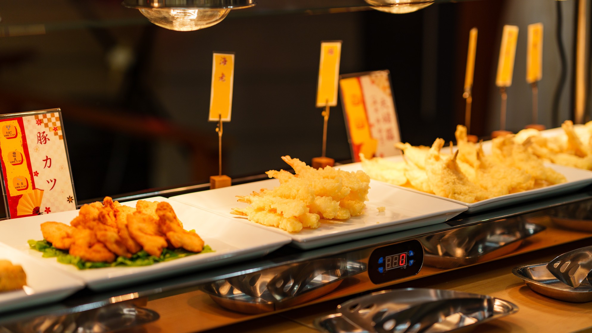 【夕食ビュッフェ】人気の揚げ物コーナー。海老や舞茸の天ぷら、タレかつ丼も出来ます