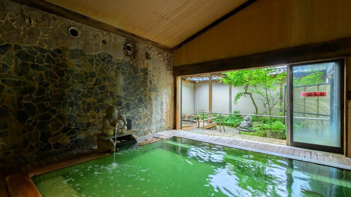 【月岡湯香炉】硫黄と檜の香りが漂う内風呂です。京風庭園を望む露天風呂もございます。