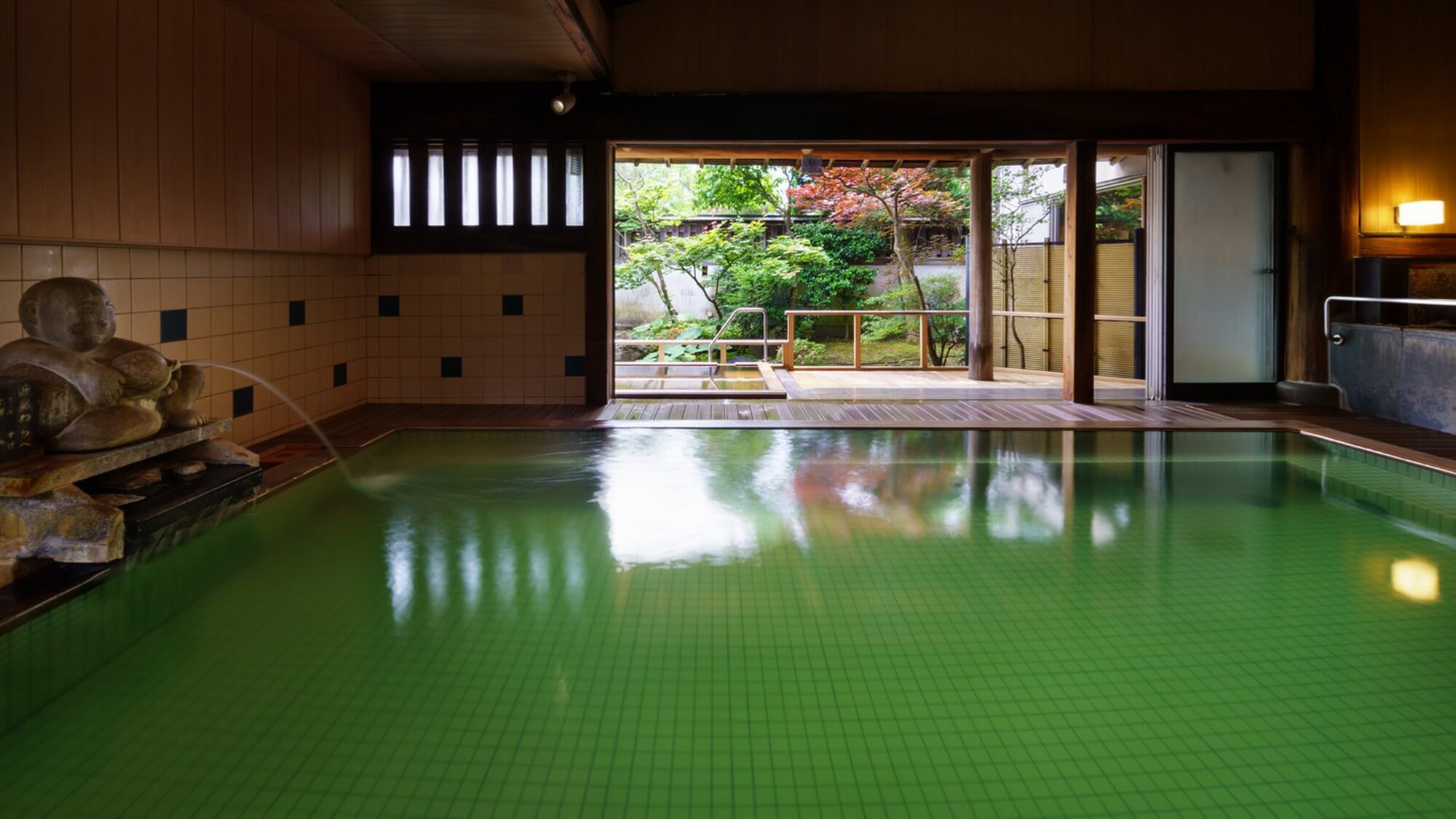 【月岡湯香炉 源氏の湯】硫黄と檜の香りが漂う内風呂です。京風庭園を望む露天風呂もございます。