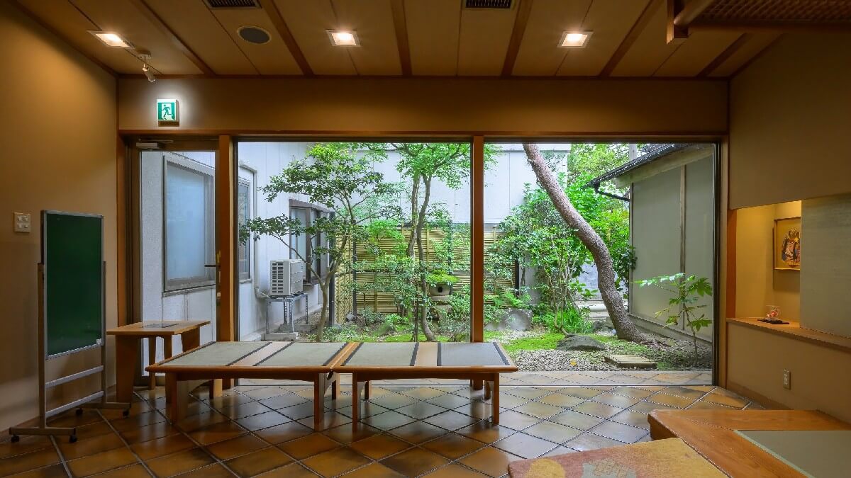 【月岡湯香炉】庭園を望む湯上り処で、ちょっと一休み・待ち合わせを。