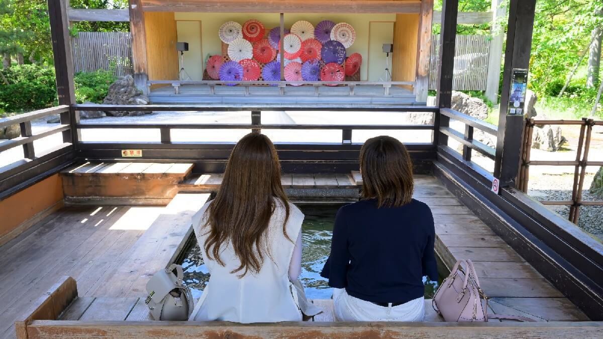 【月岡温泉あしゆ湯足美（ゆたび）】徒歩5分。月岡温泉の中心「月姫広場」にある無料の足湯です。