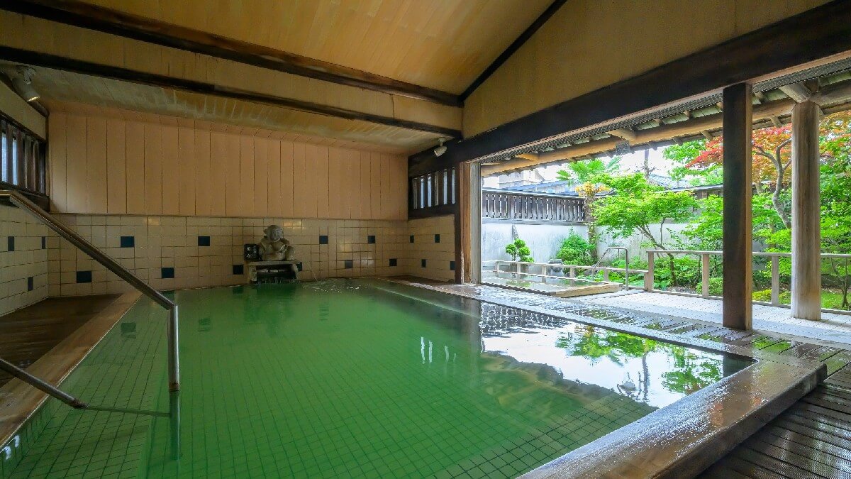 【月岡湯香炉】硫黄と檜の香りが漂う内風呂です。京風庭園を望む露天風呂もございます。