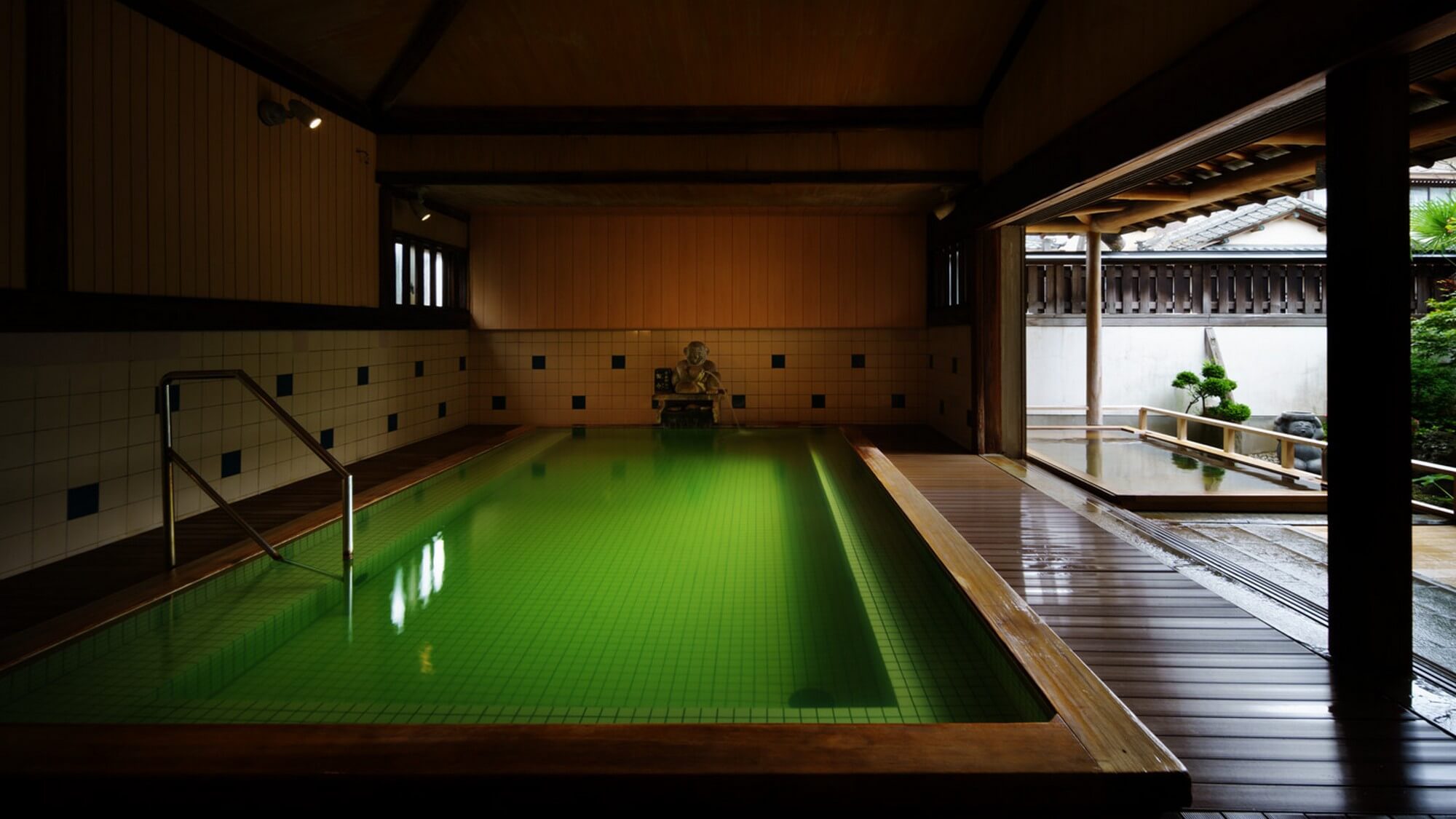 【月岡湯香炉 源氏の湯】硫黄と檜の香りが漂う内風呂です。京風庭園を望む露天風呂もございます。