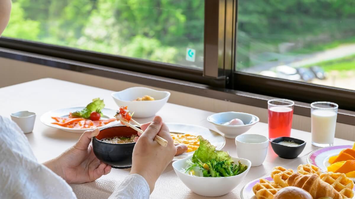 【朝食ビュッフェ】さわやかな朝の景色を望む展望レストランでご朝食を。