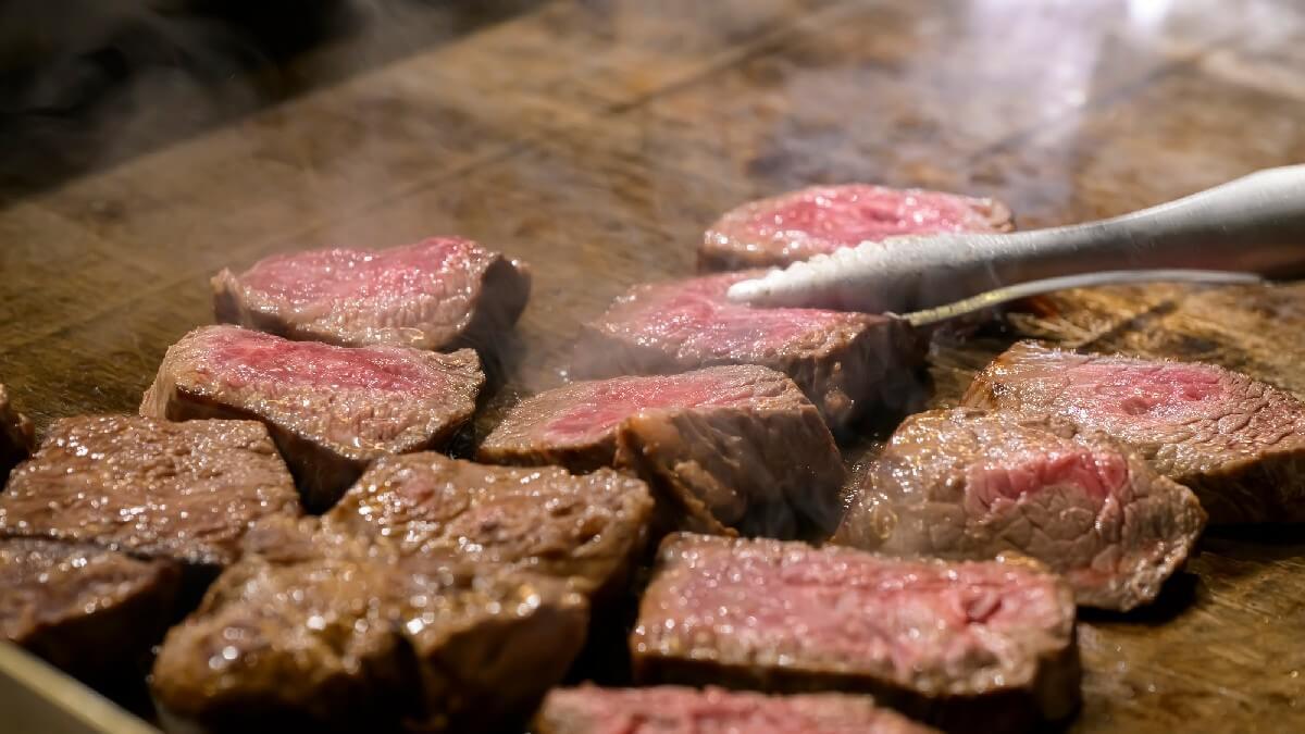 【夕食ビュッフェ】ライブキッチンでは、焼きたてのステーキも！