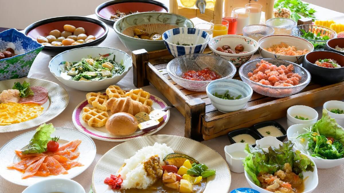 【朝食ビュッフェ】山々の眺望と田園の四季を楽しむ展望レストランでご朝食を。