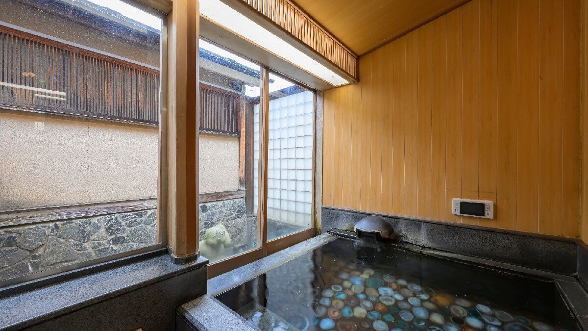 【貸切風呂 旅平】湯けむり三兄弟「旅平」が見守るめのう風呂です。2〜3名様対応（有料・予約制）