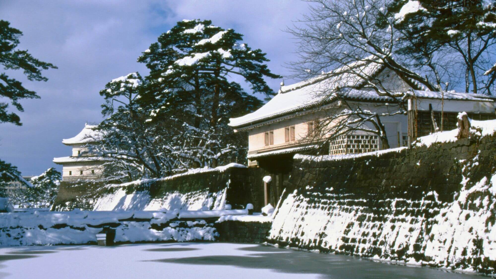 【新発田城】お車で約20分。冬季封鎖のため、雪化粧した城や氷の張ったお堀は門の外から見学しましょう。