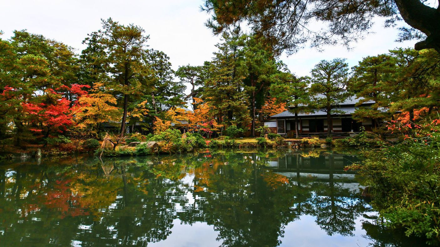 【清水園】通年人気の観光地ですが、秋は紅葉と池のコントラストが見事です！当館よりお車で約15分。