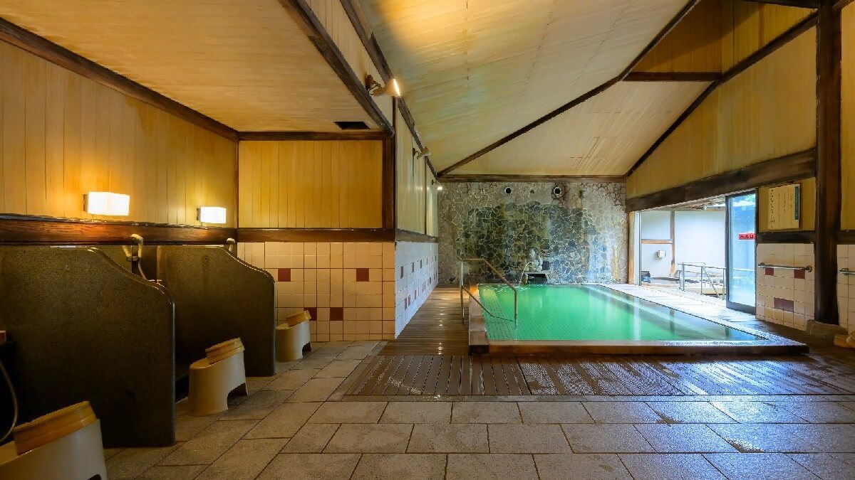 【月岡湯香炉】全国有数の硫黄含有量を誇るエメラルドグリーンの温泉。