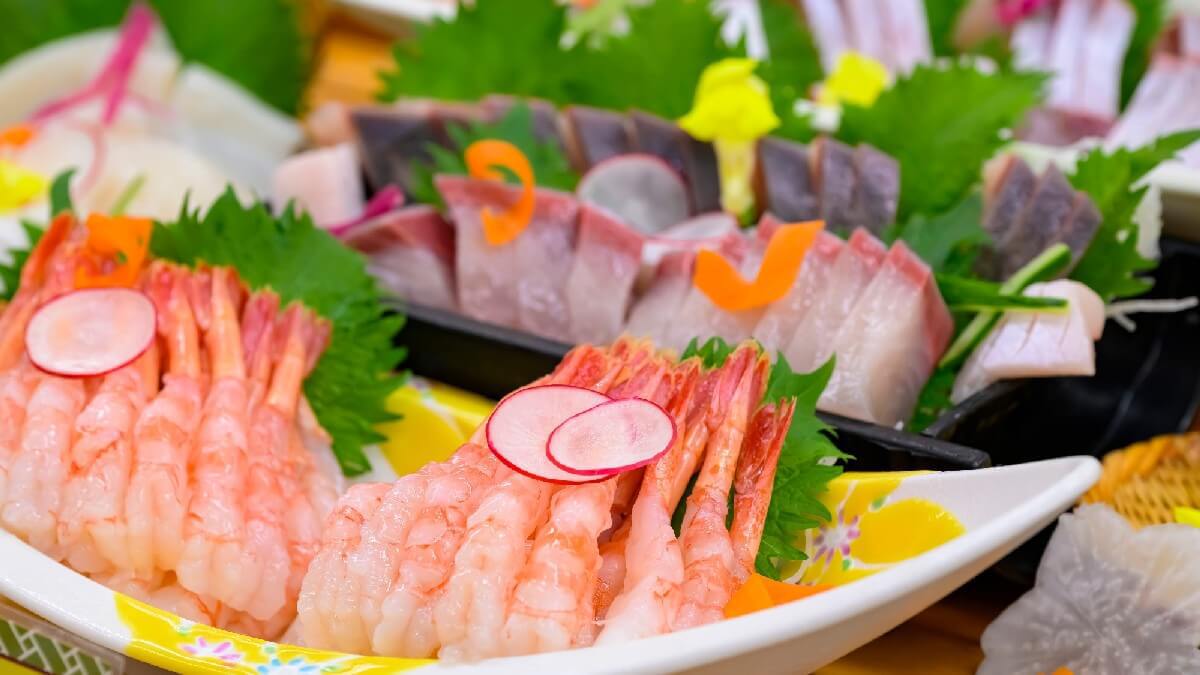 【夕食ビュッフェ】日本海の新鮮なお造りや、板前が握るお寿司をお楽しみください。