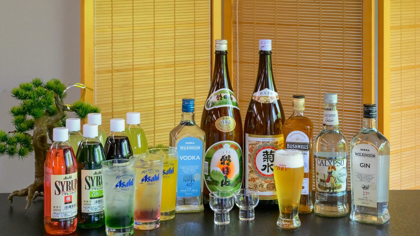 アルコールドリンクバーでは定番の焼酎、ウイスキー、ジン、日本酒も豊富にご用意。