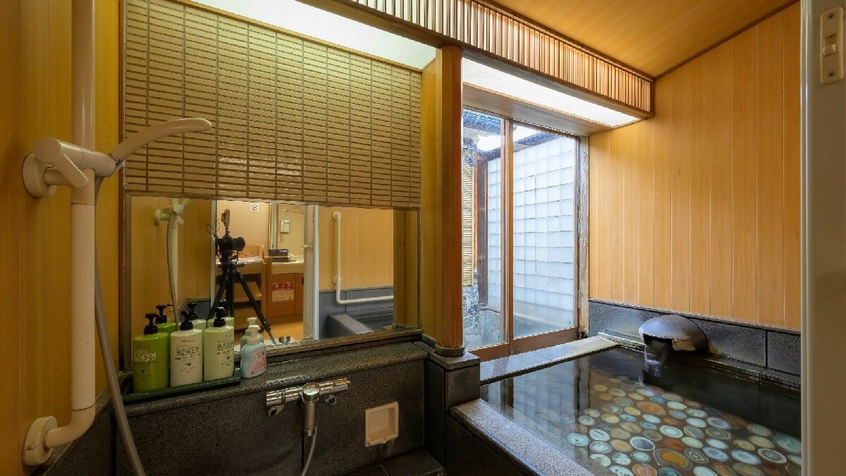 【貸切風呂 宿六】湯けむり三兄弟「宿六」が見守るめのう風呂です。2〜3名様対応（有料・予約制）