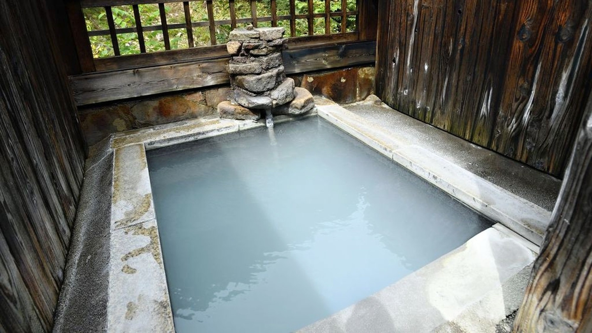 【利き湯・ロマンの湯】黄金の湯／炭酸ガスや硫化水素を含む濁り湯。殺菌作用があり皮膚病にも〇