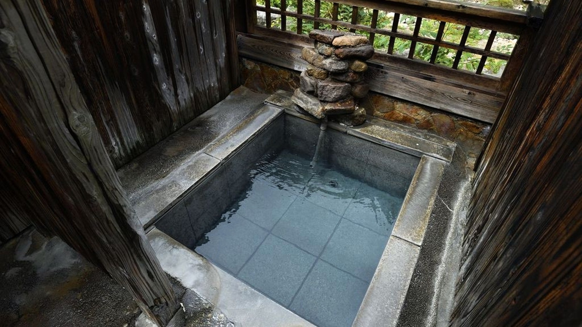 【利き湯・ロマンの湯】岩の湯／食塩が主成分の白濁湯。5本の源泉の中で最も溶存物質が多い源泉です