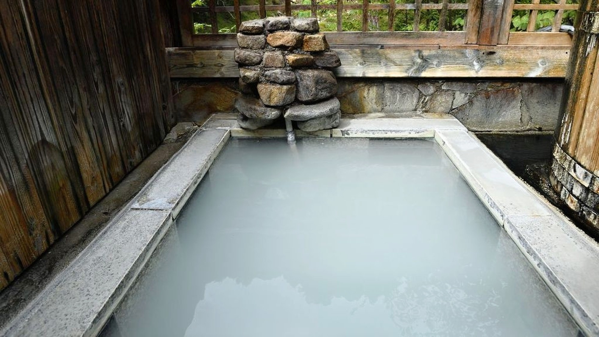 【利き湯・ロマンの湯】崖の湯／5源泉の中で2番目に溶存物質が多い源泉です