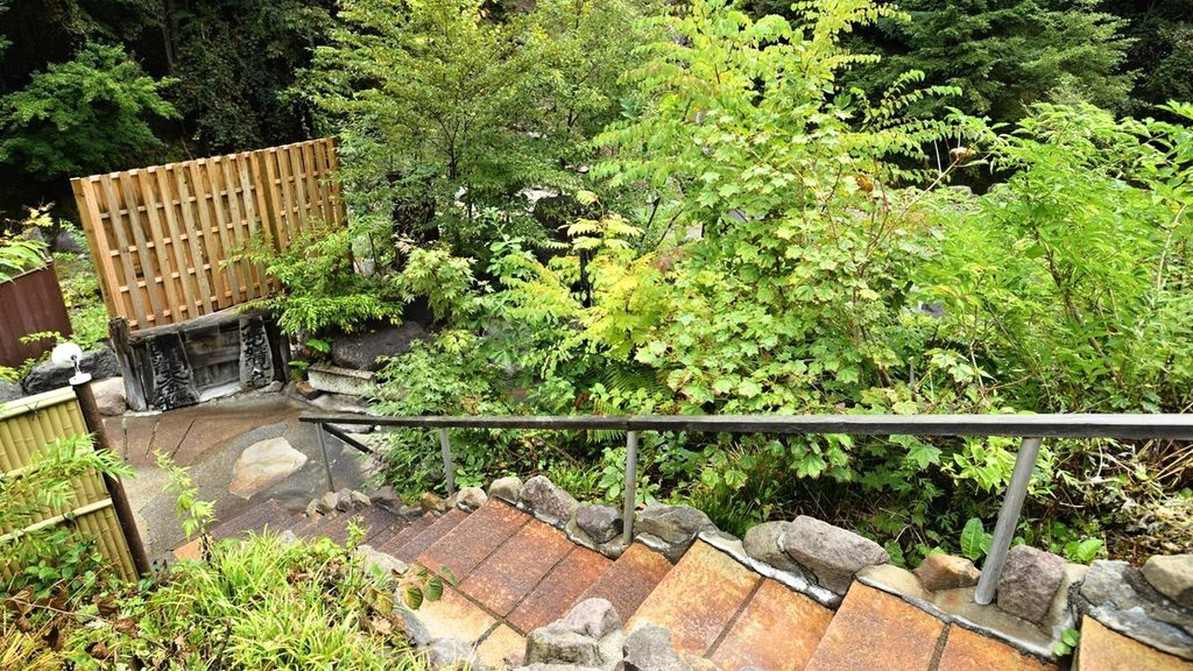 【露天風呂】 外階段