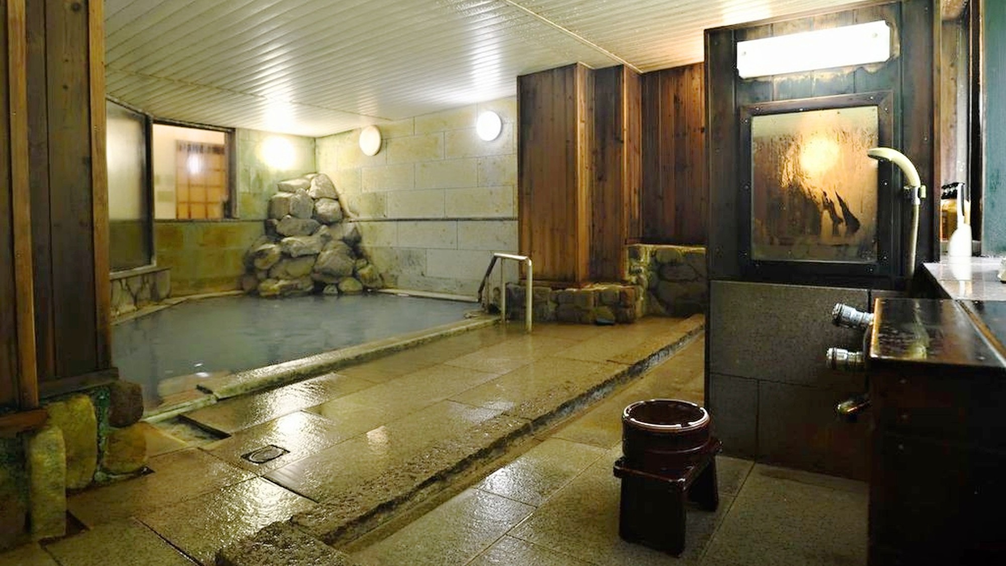 【内湯・女湯】内湯も源泉掛け流し温泉です