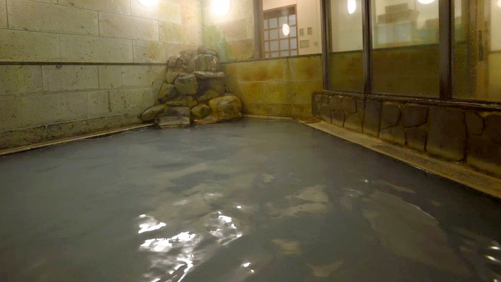 【内湯・男湯】内湯も源泉掛け流し温泉です