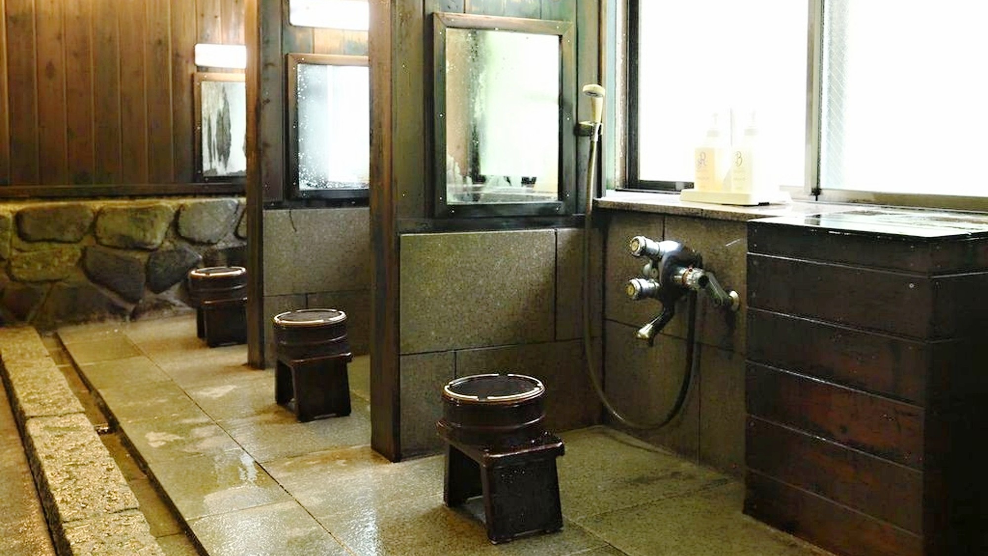 【内湯・女湯】 洗い場は内湯にございます