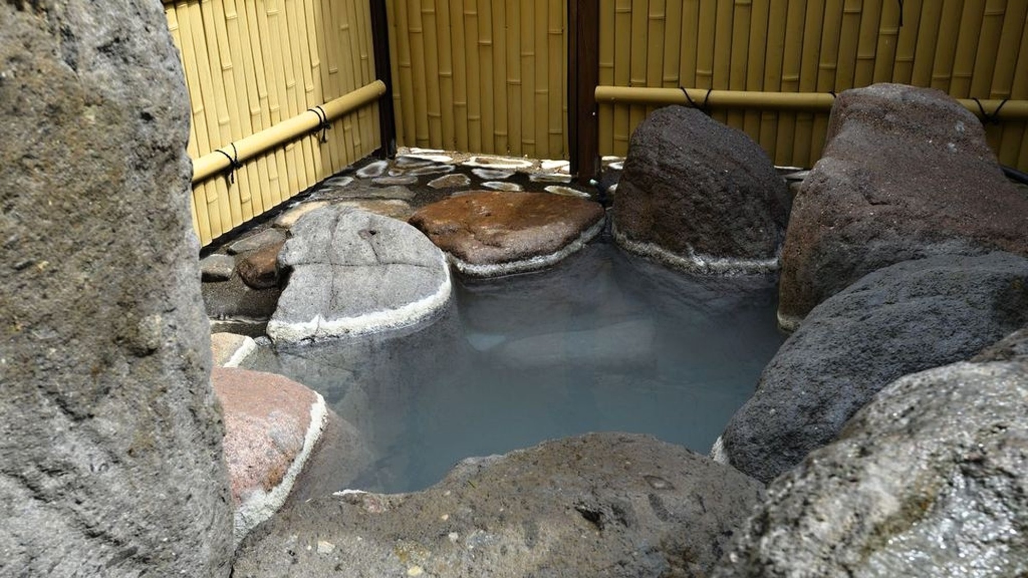 【貸切風呂】ろの湯／貸切風呂は、チェックインの際にご予約ください