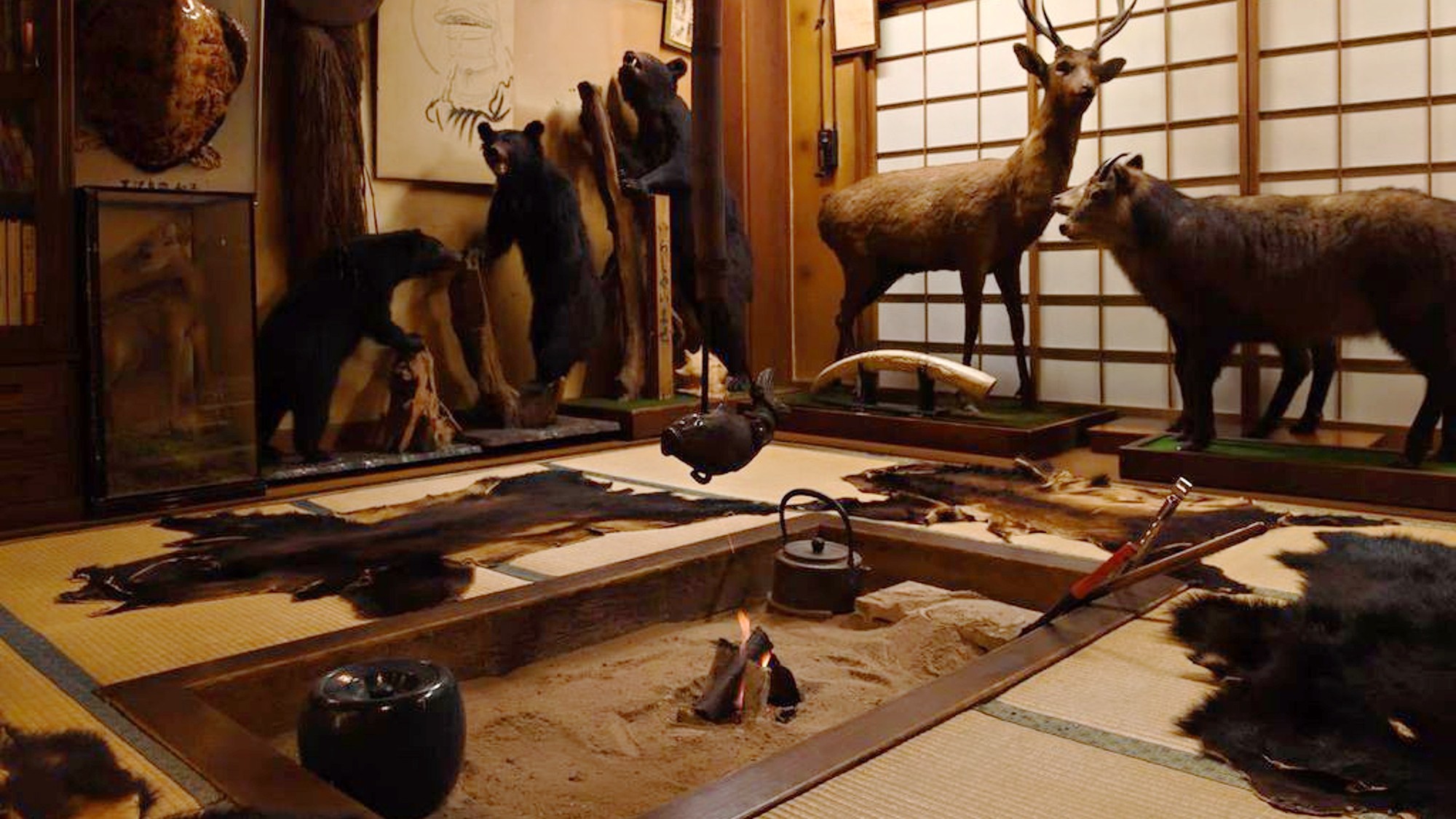 【施設】ロビーの囲炉裏／動物のはく製やクマの毛皮のはく製があります