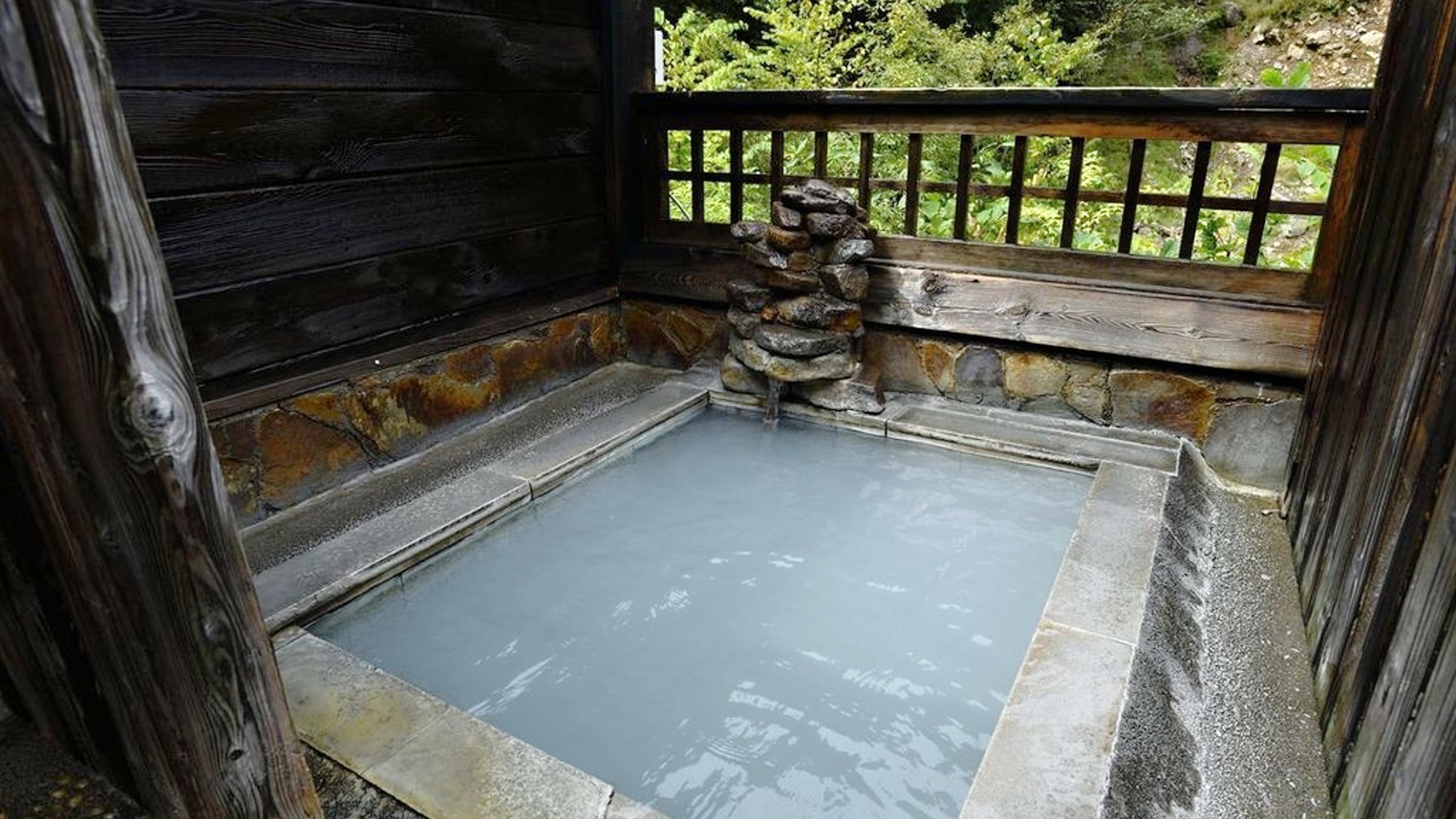 【利き湯・ロマンの湯】奥鬼怒４号／ほぼ黄金の湯と同じ成分組成ですが、温度と湧出量が異なります