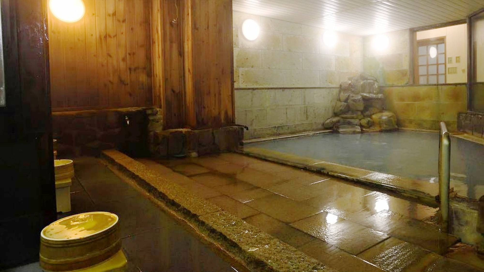 【内湯・男湯】 洗い場は内湯にございます