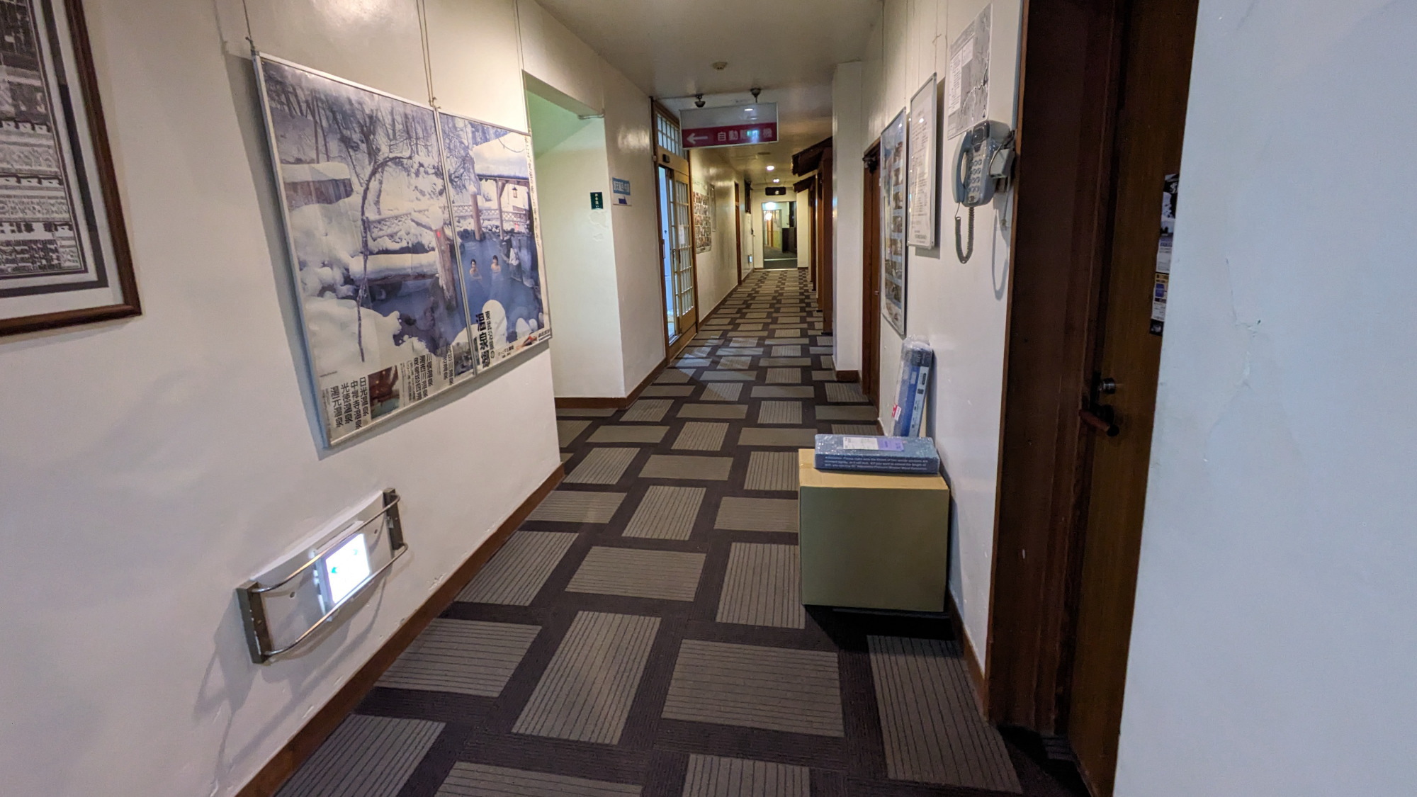 【施設】本館廊下（フロントから客室、浴場へ）