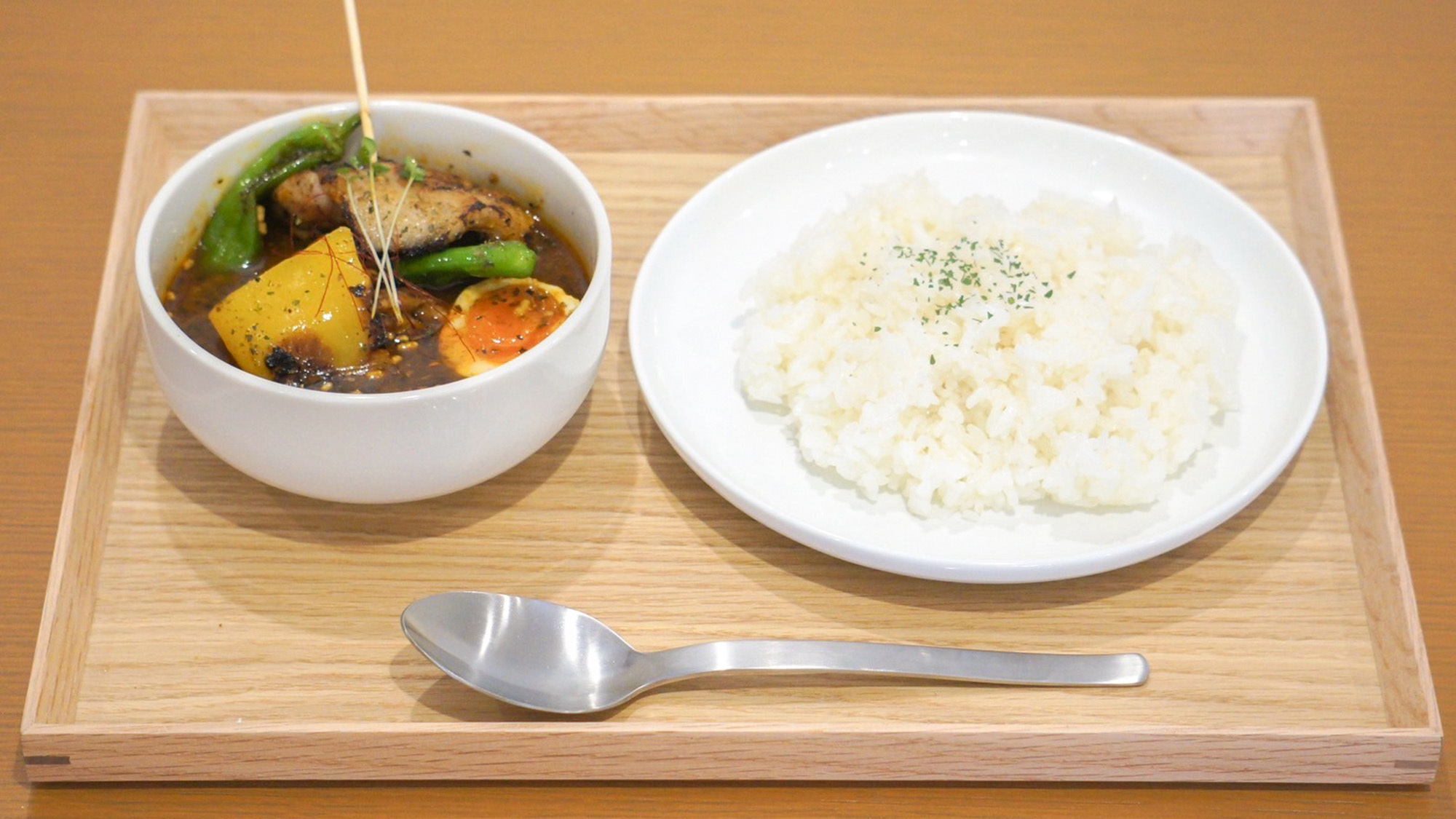 ・＜CAFE POLE＞ランチメニュー：天草大王のスープカレー 