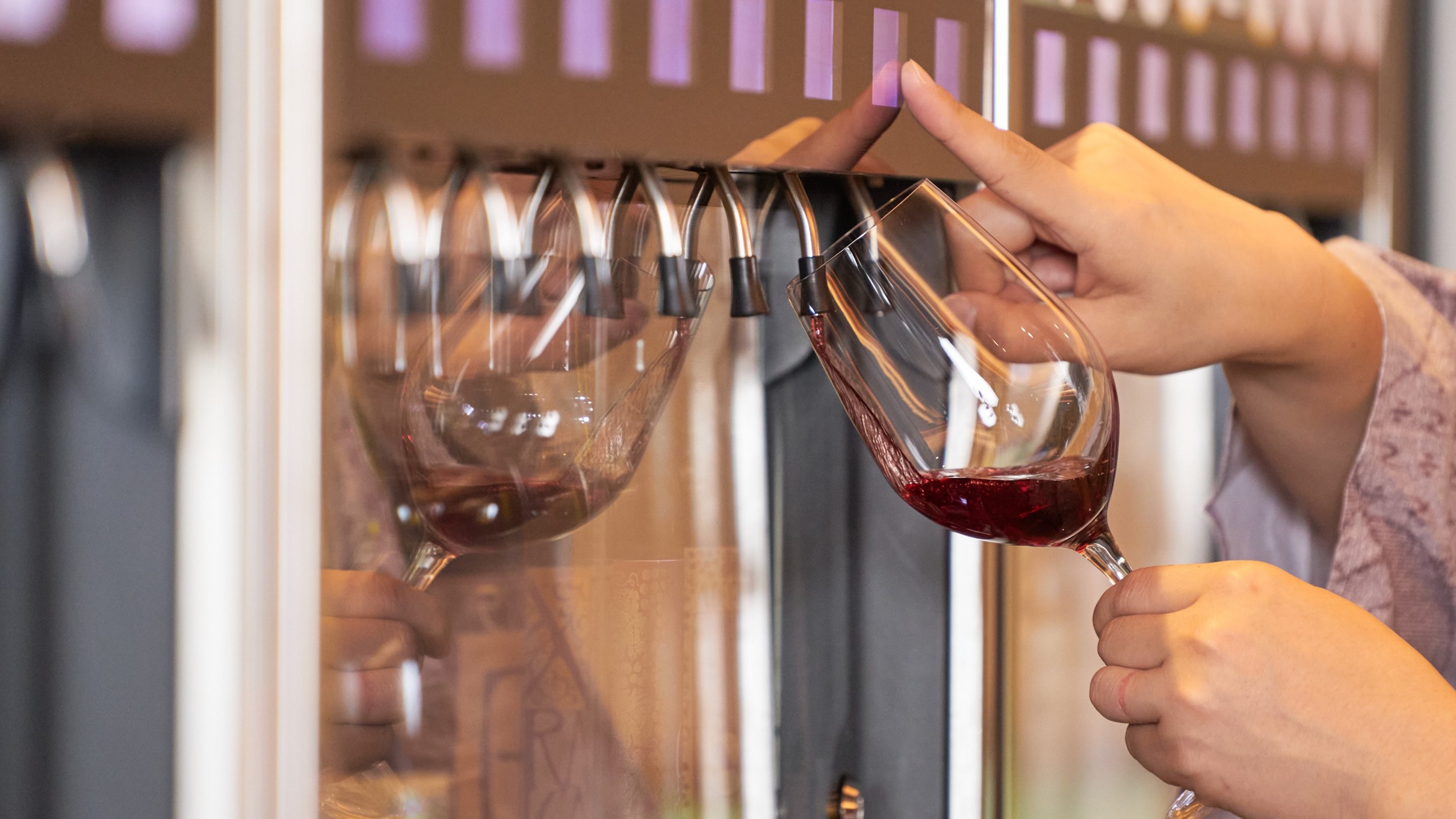 山梨県産ワインのワインサーバー『旅の終着地でワイナリー巡りを』