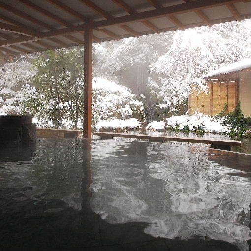湯量豊富な薬師の湯『水心鏡』雪景色を眺めながらの露天風呂