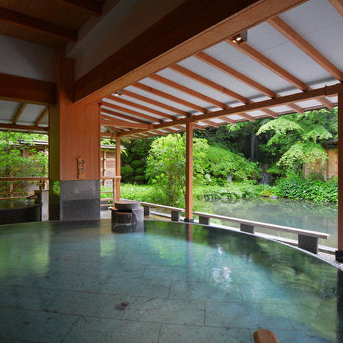 四季折々の日本庭園の景色を眺めながらお寛ぎ頂ける１６趣お風呂の中で１番人気【水心鏡・満月風呂】