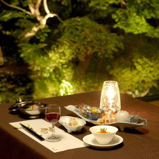 ダイニングレストラン『岩清水』ライトアップされた日本庭園を眺めながら楽しいひと時を。