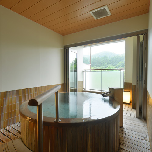 丸い浴槽が特徴の貸切温泉家族風呂【桜鏡】