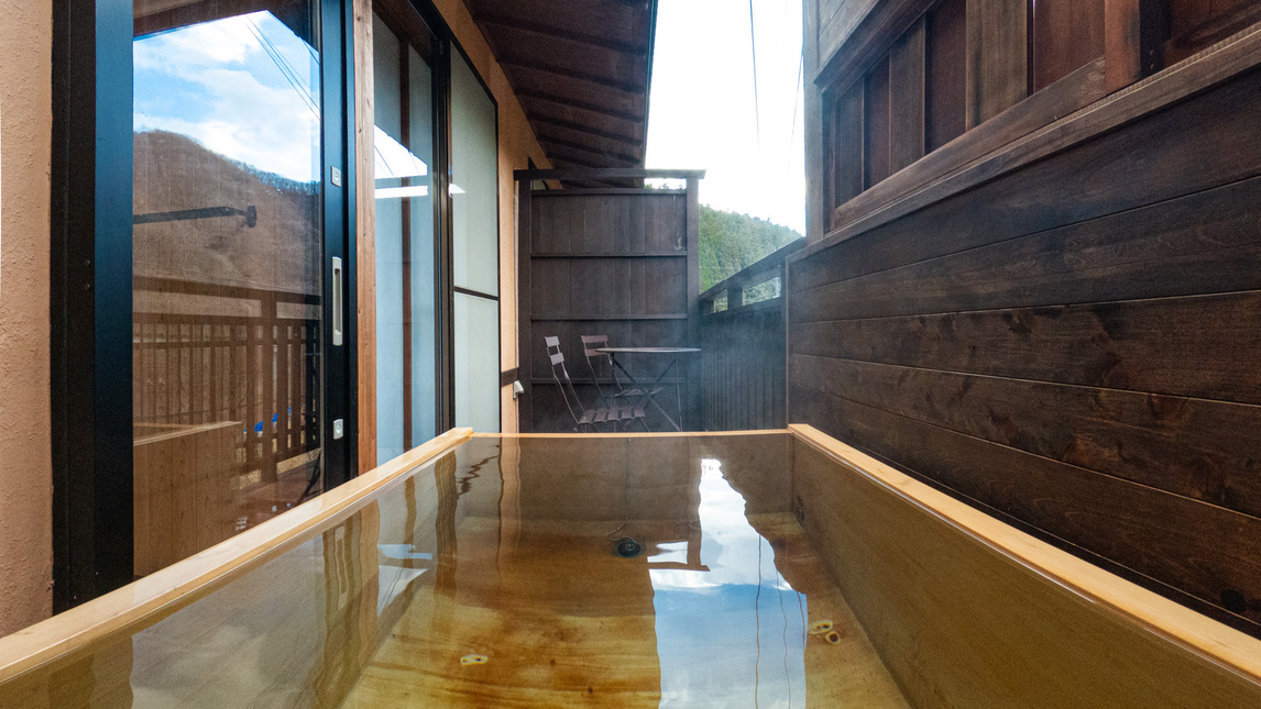 露天風呂付き客室【亀】の温泉、木曽檜の浴槽