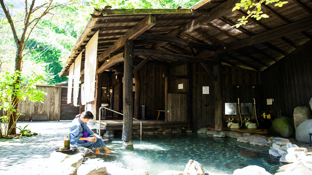 【貸切露天風呂観山の湯】貸切とは思えないほどの広い造り